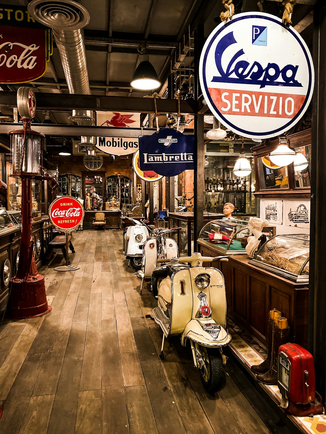 Negozi con insegne d'epoca e scooter vintage parcheggiati.