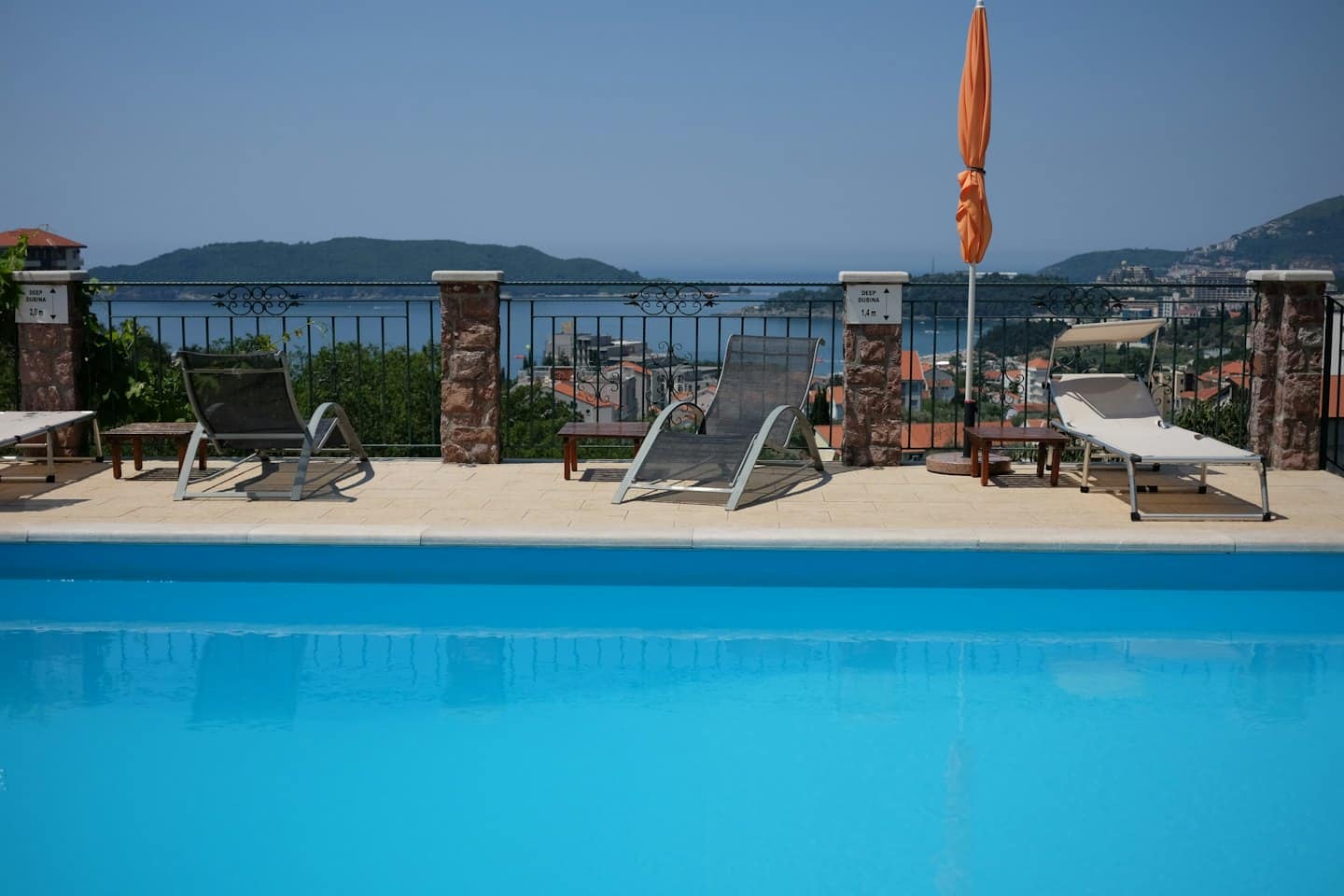 Sdraiette su un patio di un resort con vista sull'oceano.